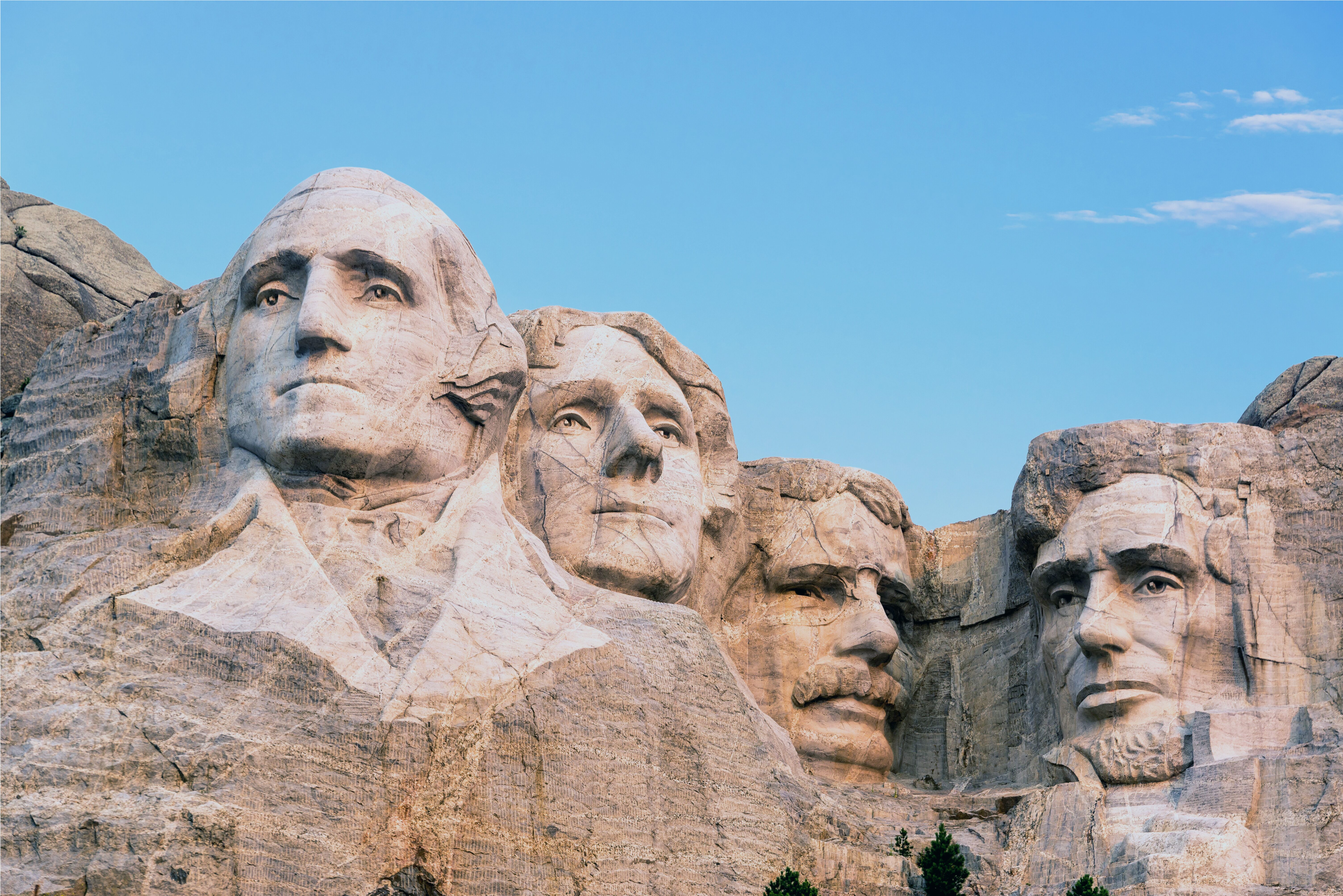 A picture of the sun shining on Mount Rushmore.